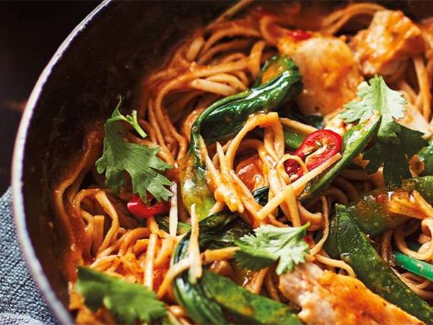 Chicken noodles with vegetables and spicy sauce.
