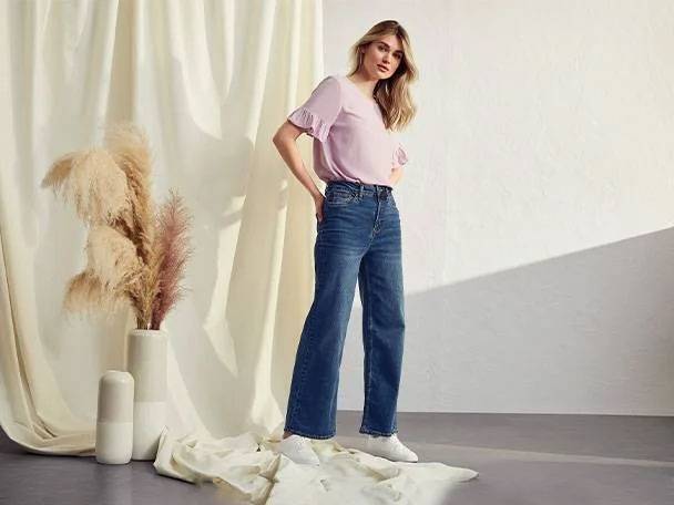 Jeans and blouse.