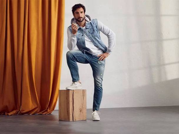 Jeans, jacket, and sneakers.