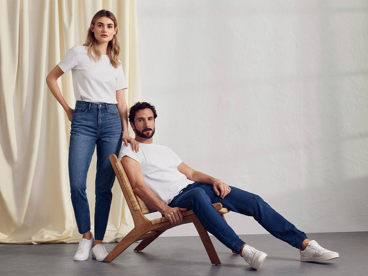 Jeans and t-shirts: a modern style.