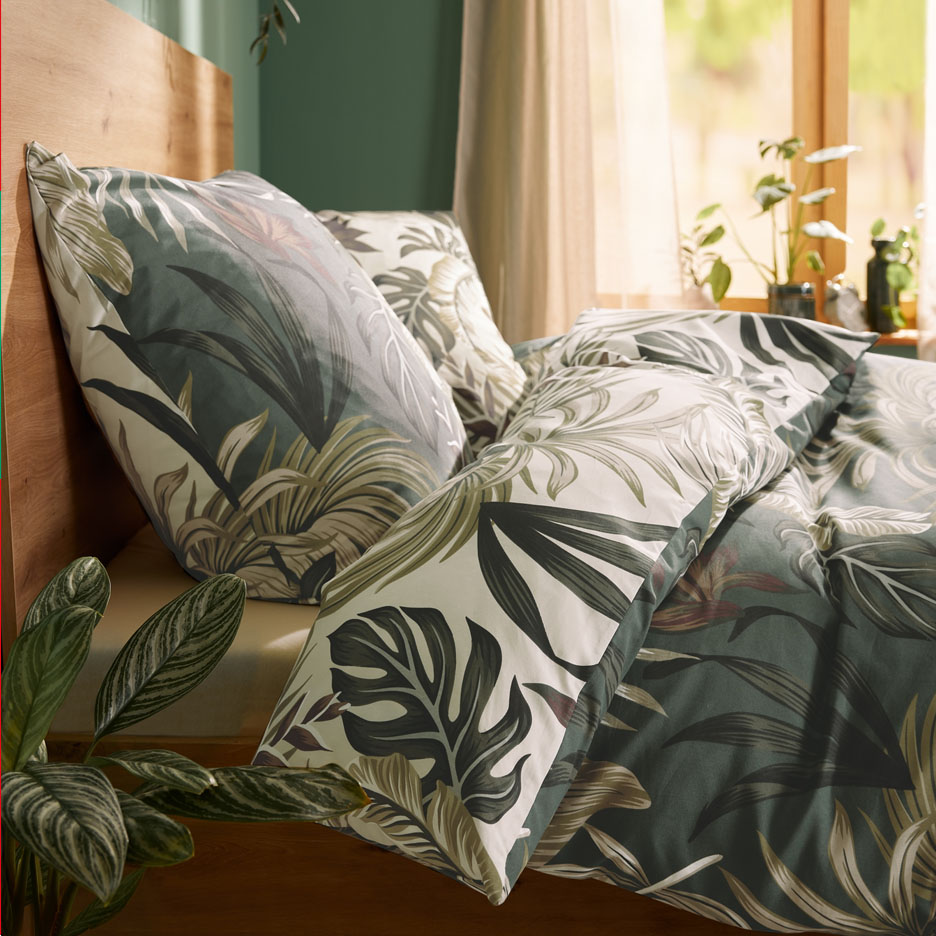 Tropical bedding set with palm leaves.