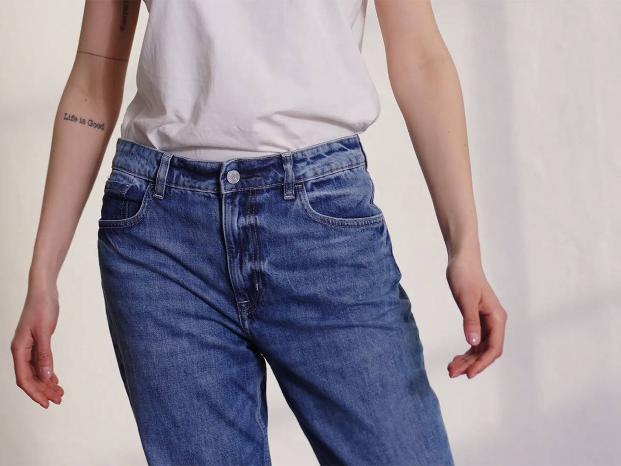 Jeans and a white t-shirt.